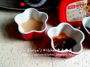 step8: 蒸粟米時將麵粉 , 蜜糖及水放入碗內拌勻 , 韓式辣椒醬加入少許油拌勻備用