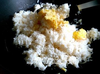 step9: 加入冷飯及少許鹽拌勻炒散