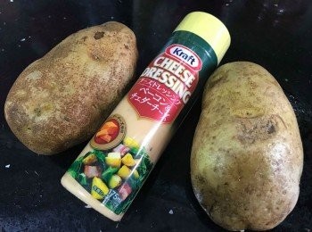 step1: 先將焗薯刷洗乾淨，再抹乾