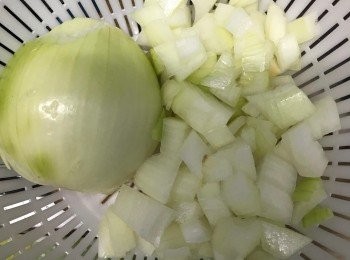 step2: 將洋蔥、蒜頭及薯仔去皮切粒。將原條粟米去粒。