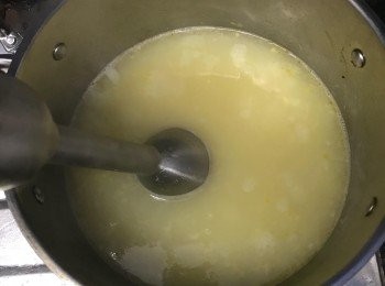 step4: 放入所有粟米粒、粟米水及水一起煲滾後加入雞粉略攪轉中小火多煲至料淋後熄火。用手提攪拌器把所有材料打成蓉。
