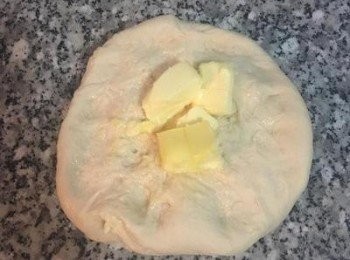 step9: 壓扁後放入麵糰所需的無鹽奶油，並揉到奶油完全被麵糰吸收。
剛加奶油時會有點黏稠，但是揉ㄧ陣子麵糰出筋後就會越來越光滑，