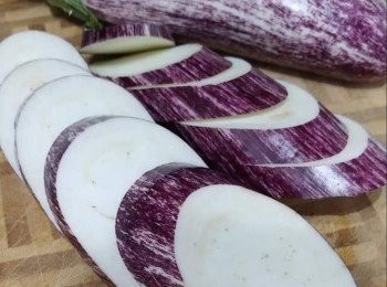 step1: 茄子切片, 斜切, 要較厚身