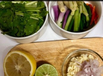 step1: 乾葱切片、芫荽和葱切段、指天椒去籽切絲、半個檸檬和半個青檸切片，另外半個備用。香茅剝掉較硬的外層，用刀略拍後切段，太粗的部分切半。