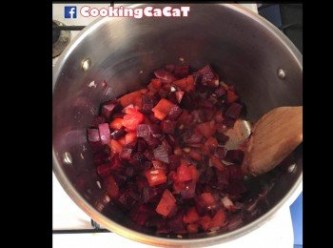 step2: 先將乾蔥、薑及蒜炒香至乾蔥淋。加入紅菜頭及蕃茄再炒至軟身。