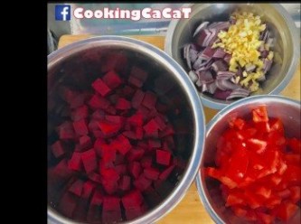 step1: 先將乾蔥切粒，薑及蒜頭切蓉。蕃茄去籽，紅菜頭去皮切粒。