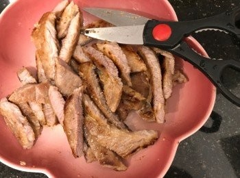 step3: 將豬扒剪成條狀