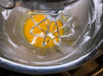 step2: 用高速打散蛋黃，之後加入菜油轉慢速打至混合（約30秒）