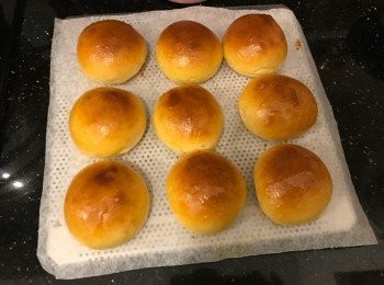 step10: 焗好後掃上蜜糖，將麵包移到架上放涼