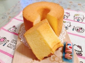 step10: 電動打蛋器做法：
1、用中速打散蛋白至白色起泡，分三次加入糖打至廷身起勾（第一、二次用高速，第三次時加入粟粉及轉中速打至起勾），再用慢速打半分鐘
2、用高速打散蛋黃，之後加入菜油打至淡黃色，再加入乳酪打勻
3、低筋麵粉過篩，加入蛋黃糊內，以切拌方式輕手拌勻至無粉粒
4、預熱焗爐160度
5、將1/3蛋白霜加進蛋黃糊內用切拌式輕手拌勻，之後將蛋黃糊倒入餘下之蛋白霜用切拌方式快手拌勻
6、將麵糊倒進戚風模內，輕"噔"幾下
7、160度10分鐘，130度35-40分鐘
8、焗好後取出蛋糕大力"噔