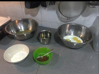 step1: 準備好材料，油加熱至起紋關火/160度焗12-15分鐘，油熱靜止20秒篩入面粉