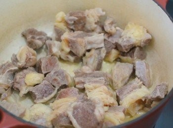 step7: 中大火熱鍋，落牛油，落牛腩