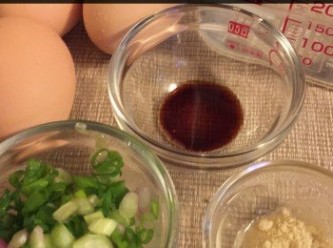 step1: 將蛋放入一個大碗中，加入鼓油、雞粉和糖一起攪勻並打成蛋漿。然後將蛋漿加入水撈勻後，放入一個碟內，並撒少許蔥粒於面，再用保鮮紙包好，（亦可以用錫箔紙去包它，但以保鮮紙去包着，可以看到蒸蛋的過程，同時於蒸的時候，以免有蒸氣的水入）。