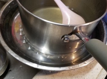 step8: 在鷹咀豆待凝固時,其餘的大菜糖水必須要開最細火保持大菜糖水夠熱,否則大菜糖水會冷卻凝固(亦可以用熱滾水座住大菜糖水)