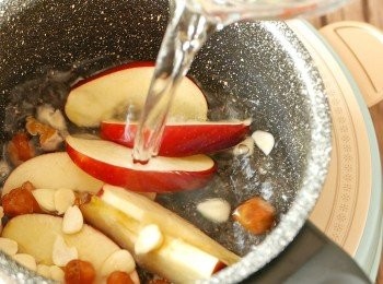 step5: 把蘋果、龍眼肉、南杏和無花果乾放入鍋中，倒入350毫升清水，以中大火煮滾後，調至小火煮15分鐘。