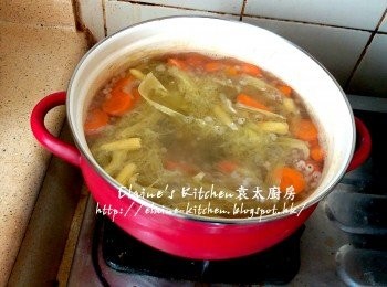 step9: 粟米鬚水煲45分鐘後加入糖冬瓜拌勻 , 轉用中火再煲滾