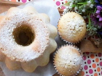 step11: 杯子蛋糕只需烤25分鐘即可取出 , 花模繼續再烤30分鐘即可 , 烤好後 , 花模倒過來脫模放涼  , 再灑上防潮糖粉做裝飾