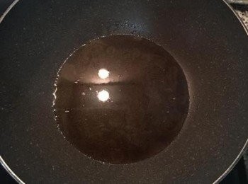 step3: 炒鍋燒熱下香油與麻油，