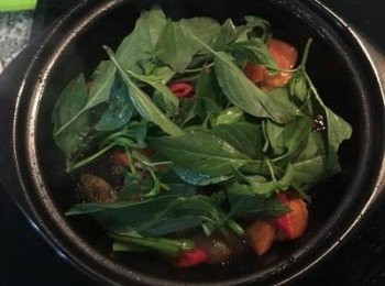 step16: 放入九層塔（記得留幾葉做裝飾喔～）