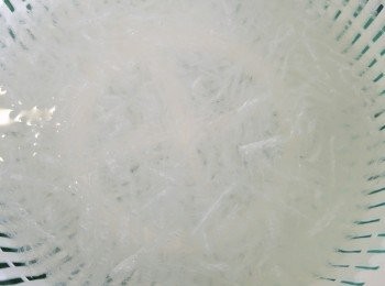 step2: 大菜絲浸軟（約15分鐘）剪碎。