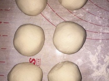 step3: 麵團平均分成6份。