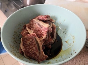 step3: <span class="group_2">醃料</span>內的生抽糖及玫瑰露酒先調勻， 將牛仔骨放進