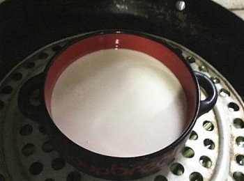 step2: 將麵糊倒入容器，中火蒸20分鐘即可。
