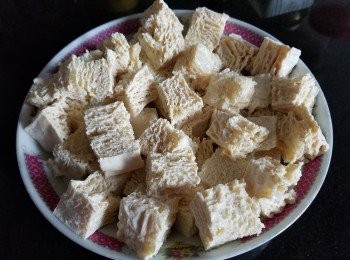 step6: 冰豆腐，如要做冰豆腐，要預先1晚放入雪櫃，烹煮前最後預 2-3 小時解凍才切粒
