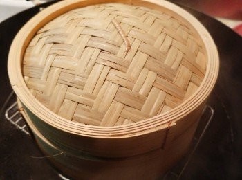 step13: 水大滾後，放入荷葉飯用大火蒸煮25分鐘。