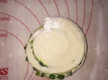 step8: 取一蔥油麵團豎起，用掌心壓扁麵團，擀成薄圓餅。