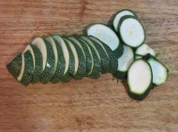 step2: 櫛瓜切片；