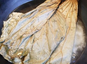 step4: 煮一大鍋熱水，將荷葉灼一灼拿起。