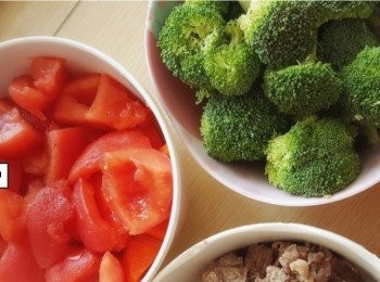 step5: 牛腩汆水期間，可以先把番茄、西蘭花、紅蘿蔔分別切成小件備用。