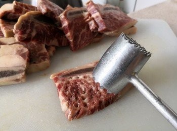 step2: 抹乾後切件; 用鬆肉鎚打鬆