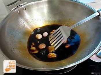 step4: 加入老抽、生抽和水，煮滾
