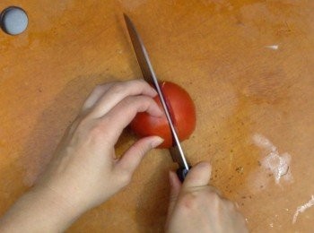 step6: 另一個蕃茄洗淨去蒂切大塊