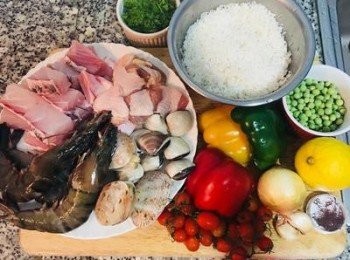 step3: 雞肉切塊；魚肉切厚片；貝殼類刷洗乾淨；大蝦剪去長鬚與蝦腳；長米洗淨備用；青豆仁、蕃茄洗淨備用；甜椒洗淨備用；巴西里葉洗淨後用飲用水洗過後，再用飲用水泡著。