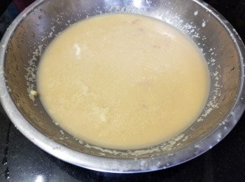 step1: 黃花魚魚子，用少少水將魚子放入，在水中推出魚子，將黏膜去除後備用