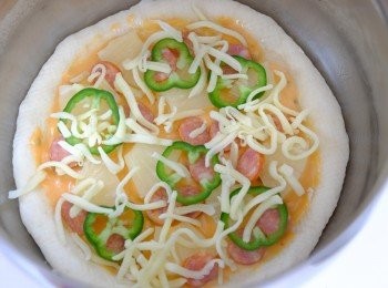 step7: 取一份麵糰，用麵棍搌成煲底大小，放入煲中塗少許橄欖油，再塗上千島醬，放上<span class="group_2">餡料</span>