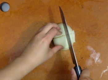 step5: 洋蔥去皮切大塊再分成瓣（我通常是一開四的）