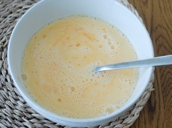step2: 將雞蛋打發，加入牛奶、糖水，拌勻