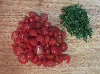 step6: 蕃茄切丁；巴西里葉略微切碎；