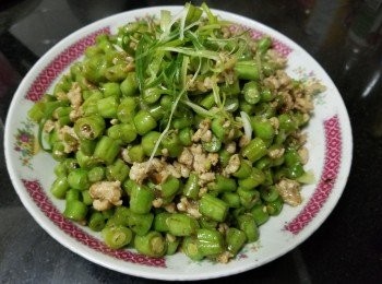 step6: 爆香蒜頭 , 乾蔥 , 薑絲爆炒免治豬肉至半熟上碟 , 再起鑊爆香蒜頭 , 乾蔥爆炒肉豆 , 炒至開始轉翠綠色後 , 加約 200ml 水 , 少少糖 , 肉燥醬 , 雞粉 , 胡椒粉蓋好焗煮約 1 分鐘 , 之後再將肉鬆回鑊 , 炒至開始收汁後 , 少少麻油 , 生粉水埋芡 , 完成 .