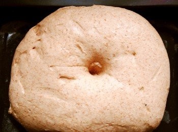 step2: 蓋上濕布保鮮紙發酵50分鐘，待麵團發脹至2倍大，用手指篤中間，無回縮即發酵完成