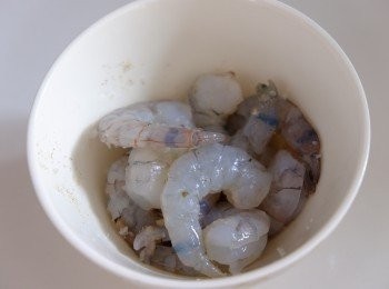 step2: 急凍蝦肉解凍，用廚房紙吸乾水份，用小刀開背，挑去蝦腸，下<span class="group_3">醃料</span>10分鐘。