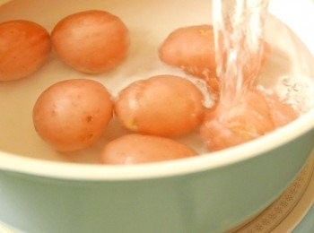 step3: 把薯仔徹底清洗乾淨，用牙籤挑走芽眼。把薯仔放入鍋中，加入常溫水至蓋面，蓋上以大火煮滾後，調至中小火煮25分鐘。