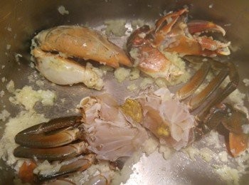 step6: 蟹蚶略為轉色放入蟹身。