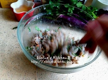 step5: 見鯪魚肉出現分離時 , 用手拎起魚肉撻十餘下後靜待30分鐘