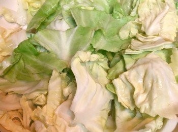 step4: 加椰菜、魚露和糖，炒匀後加蓋焗約3分鐘至椰菜略變軟。