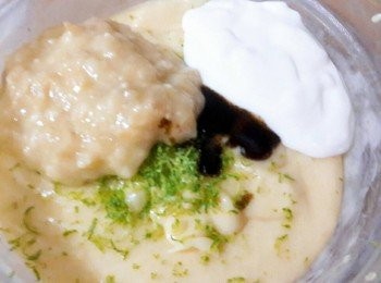 step6: 把用叉子壓成泥的香蕉加入 , 青檸皮, 青檸汁 , 優格 , 香草醬一一加入